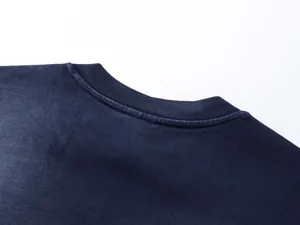 Macro dettagliata dello scollo a girocollo a coste su una maglietta vintage blu scuro lavata