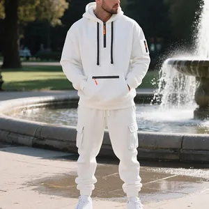 Tuta da uomo in pile bianco pesante con felpa con cappuccio e pantaloni cargo dettaglio