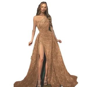 Elegantes einschultriges goldenes Pailletten-Abendkleid mit hohem Schlitz und langem Rock