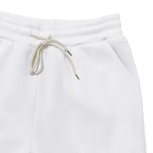 Primo piano della vita di un pantalone bianco in pile pesante con coulisse e tasca