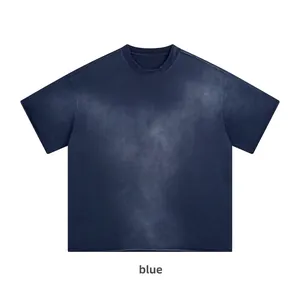 Vista dettagliata di una maglietta vintage in cotone pesante 305g blu navy tinta a spruzzo