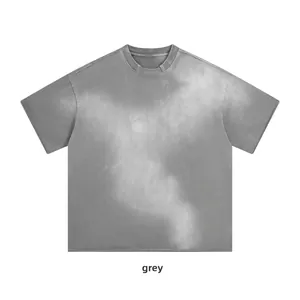 Dettaglio del tessuto lavato e invecchiato a spruzzo su t-shirt grigia oversize