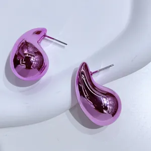 Boucles d'oreilles goutte d'eau rose métallique avec un design élégant en forme de C