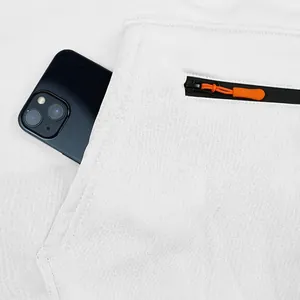 Dettaglio ravvicinato del design multitasche e della zip sulla tuta in pile bianco