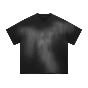 Dettaglio della trama lavata a spruzzo e invecchiata di questa t-shirt pesante da 305G