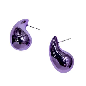 Boucles d'oreilles goutte en violet métallisé avec une finition miroir pour femme.