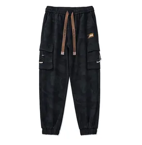 Vue de face du pantalon cargo camouflage noir pour homme avec poches latérales