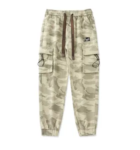 Vue détaillée d'un pantalon cargo camouflage pour homme avec cordon et grandes poches.