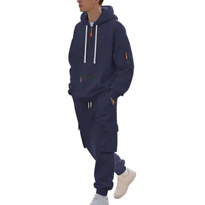 Vista intera di una felpa con cappuccio in pile blu scuro e set di pantaloni cargo