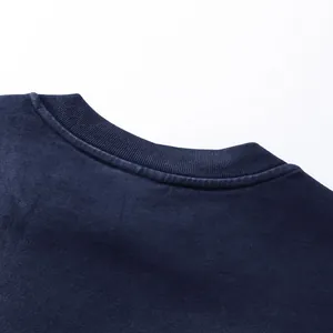 T-shirt girocollo blu navy lavato vintage con dettagli su colletto a costine e tessuto