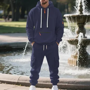 Vista completa della tuta in pile blu navy da uomo con tasche cargo e cappuccio
