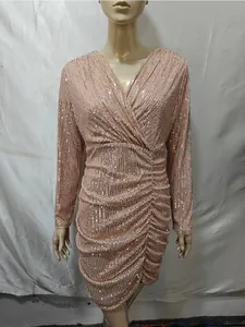 Detaillierte Nahaufnahme eines roségoldenen Pailletten-Partykleids mit V-Ausschnitt