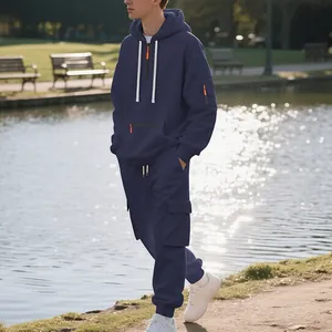 Dettaglio della tuta cargo da uomo in pile pesante blu navy in un parco all'aperto