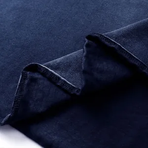 Primo piano del tessuto di una maglietta in cotone pesante 305G lavato blu navy vintage