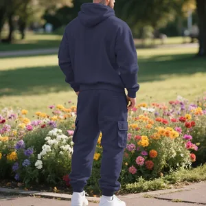 Vista posteriore di felpa in pile blu navy e pantaloni cargo da uomo all'aperto.