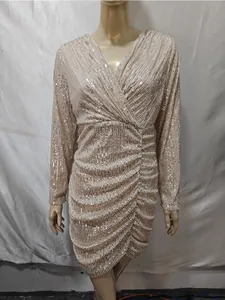 Detailansicht eines champagnergoldenen V-Ausschnitt-Paillettenkleids mit eleganten Raffungen
