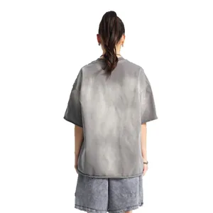 T-shirt vintage grigia lavata oversize con tintura a spruzzo, vista posteriore vera
