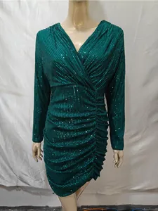 Elegantes smaragdgrünes Pailletten-Partykleid mit V-Ausschnitt an einer Schaufensterpuppe