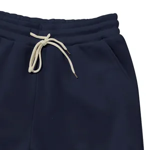 Dettaglio ravvicinato della cintura elastica dei pantaloni sportivi in pile blu