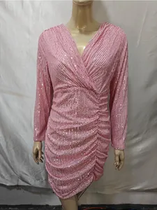 Detailansicht eines rosa Pailletten-Partykleids mit sexy gerafftem V-Ausschnitt und Ärmeln