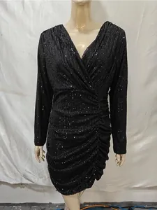 Detailansicht eines schwarzen Pailletten-Partykleids mit V-Ausschnitt und Raffung