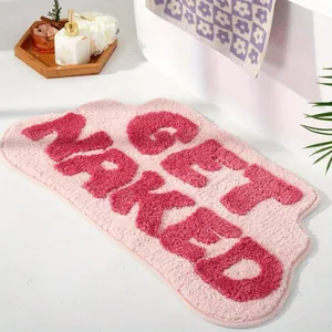 Luxuriöser rosa Badeteppich mit dem Text 'Get Naked' für ein modernes Badezimmer.