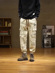 Pantalon cargo de jogging camouflage pour homme avec poches latérales dans un studio