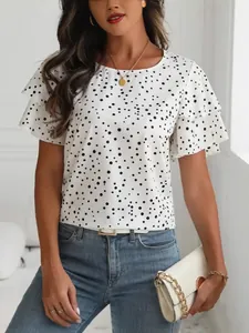 Elegante camicetta bianca a pois con maniche a balze e un classico scollo rotondo per donna