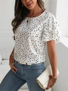 Elegante camicetta bianca a pois con maniche a volant a strati e scollo a girocollo.