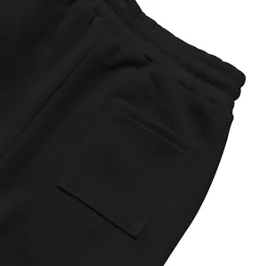 Dettaglio ravvicinato della vita e della tasca posteriore dei joggers in pile nero pesante.