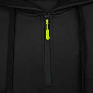 Primo piano del cappuccio in pile nero con dettaglio zip a un quarto verde neon