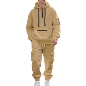 Vista dettagliata della tuta da uomo in pile beige con felpa e pantaloni cargo