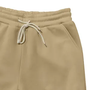 Dettaglio ravvicinato di pantaloni jogger da uomo in pile kaki con coulisse e tasca laterale