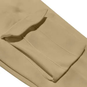 Primo piano della tasca cargo sui pantaloni da lavoro invernali foderati kaki