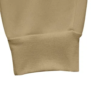 Primo piano del polsino a coste su una tuta casual invernale in pesante pile color kaki