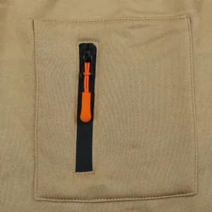 Dettaglio ravvicinato di una tasca con cerniera verticale impermeabile su pantaloni in pile