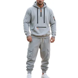 Dettaglio completo della tuta da uomo in pile grigio con cappuccio e pantaloni cargo