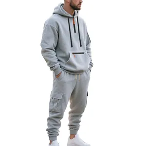 Tuta sportiva da uomo in pile pesante grigio con cappuccio e pantaloni cargo tasche