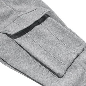 Dettaglio ravvicinato della tasca cargo laterale di pantaloni in pile grigio pesante