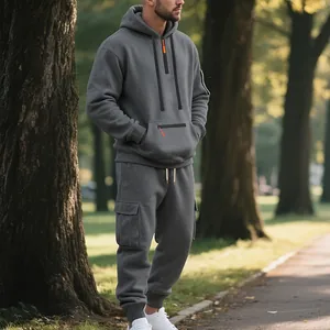 Tuta sportiva da uomo in pile grigio con felpa con cappuccio e pantaloni cargo multitasche