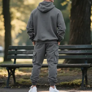 Vista posteriore dettagliata di una tuta da uomo in pile grigio pesante con cappuccio e tasconi