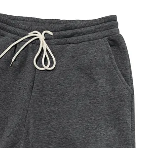 Dettaglio ravvicinato della vita di pantaloni jogger in pile grigio scuro con coulisse