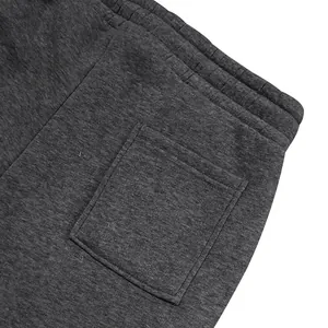 Dettaglio della tasca posteriore e dell'elastico in vita di joggers pesanti in pile grigio