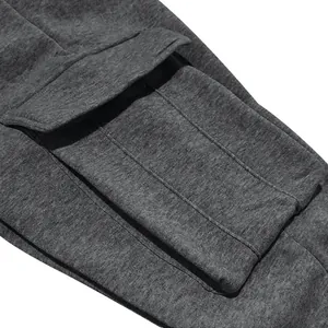 Dettaglio della tasca cargo su pantaloni in pile pesante con cuciture forti
