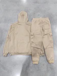 Vista posteriore di una tuta sportiva da uomo in pile pesante beige con tasche cargo