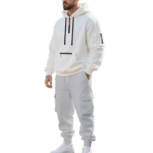 Tuta in pile pesante da uomo con felpa bianca e pantaloni cargo grigi con tasche multiple.