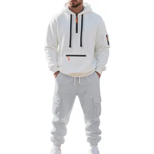 Set tuta da uomo con felpa con cappuccio bianca in pile e pantaloni cargo grigi