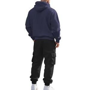 Vista posteriore di felpa con cappuccio blu navy e pantaloni cargo neri da uomo