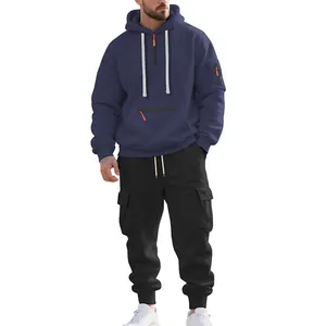 Vista dettagliata della tuta invernale da uomo in pile con pantaloni cargo multitasche.