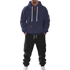 Set maschile felpa con cappuccio in pile e pantaloni cargo in blu navy e nero